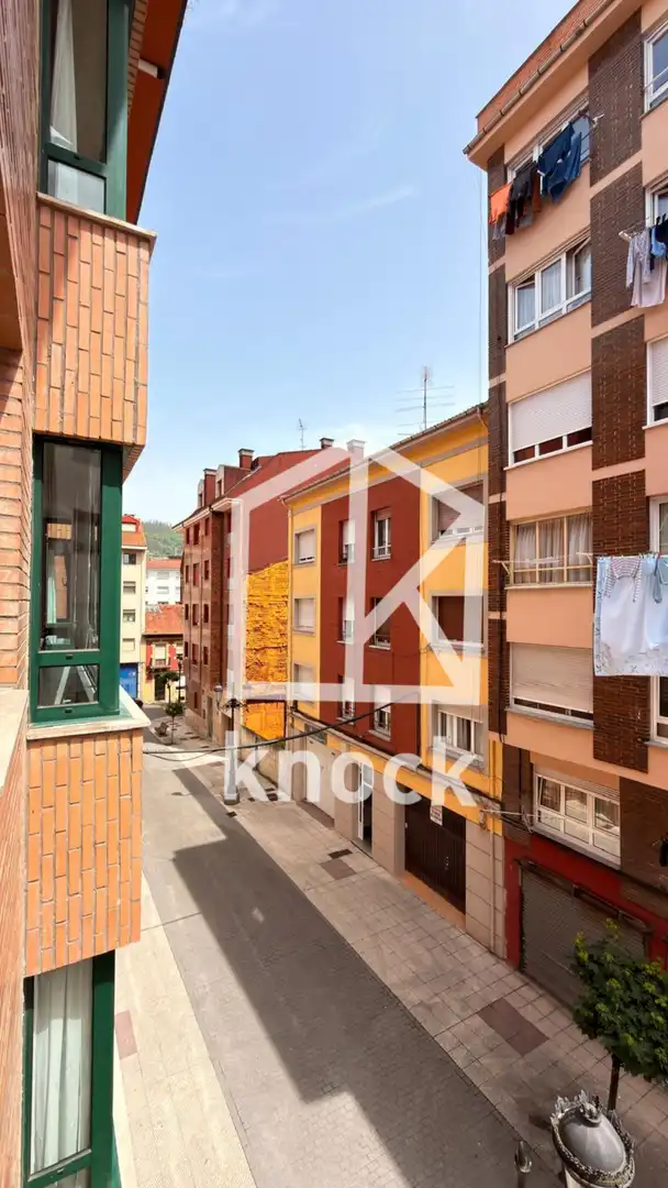 Vista exterior de Piso en venta en Oviedo  con Calefacción