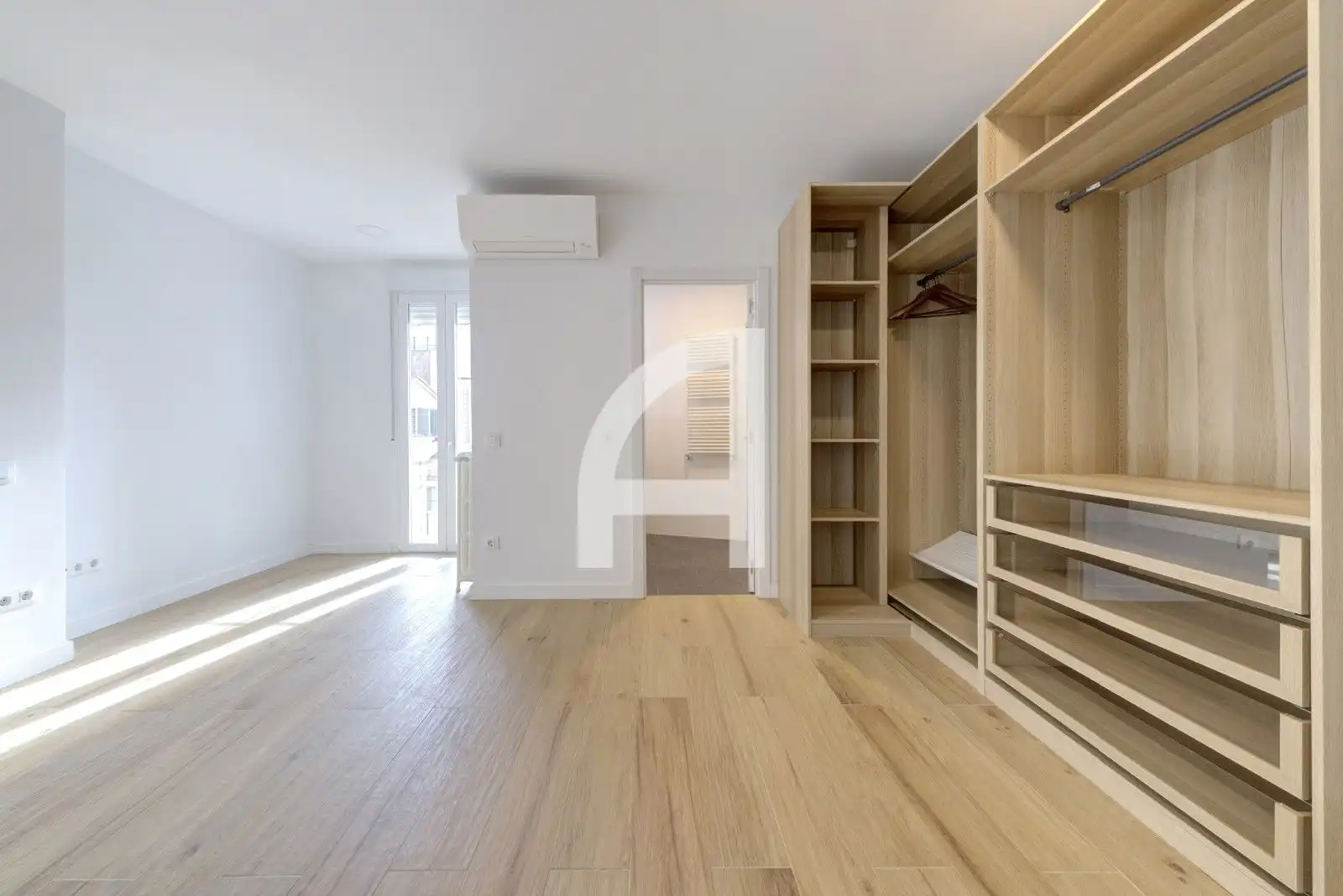 Schlafzimmer von Dachboden zur Miete in Madrid mit Klimaanlage, Heizung und Terrasse
