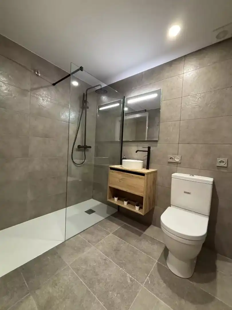 Baño de Piso de alquiler en Figueres con Aire acondicionado, Parquet y Balcón