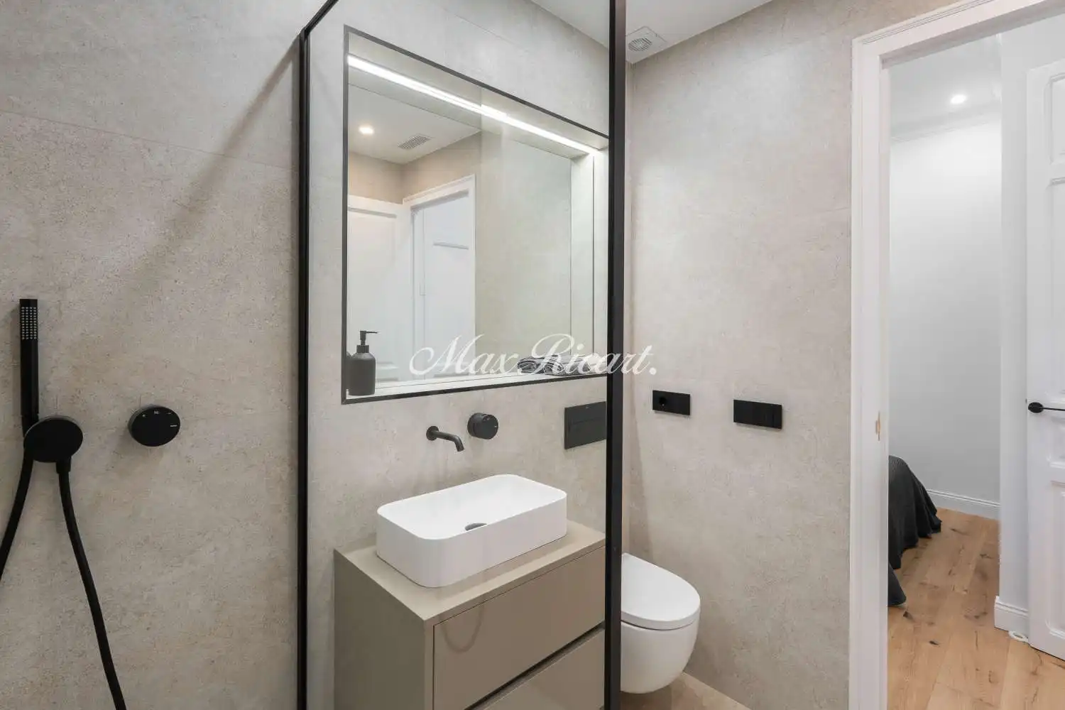 Badezimmer von Wohnung zum Verkauf in Barcelona mit Klimaanlage, Heizung und Balkon