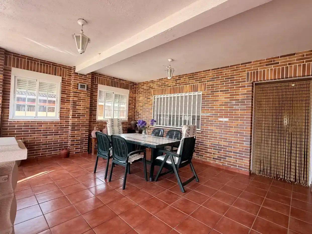 Terrassa de Casa o xalet en venda en Villa del Prado amb Aire condicionat, Jardí privat i Traster