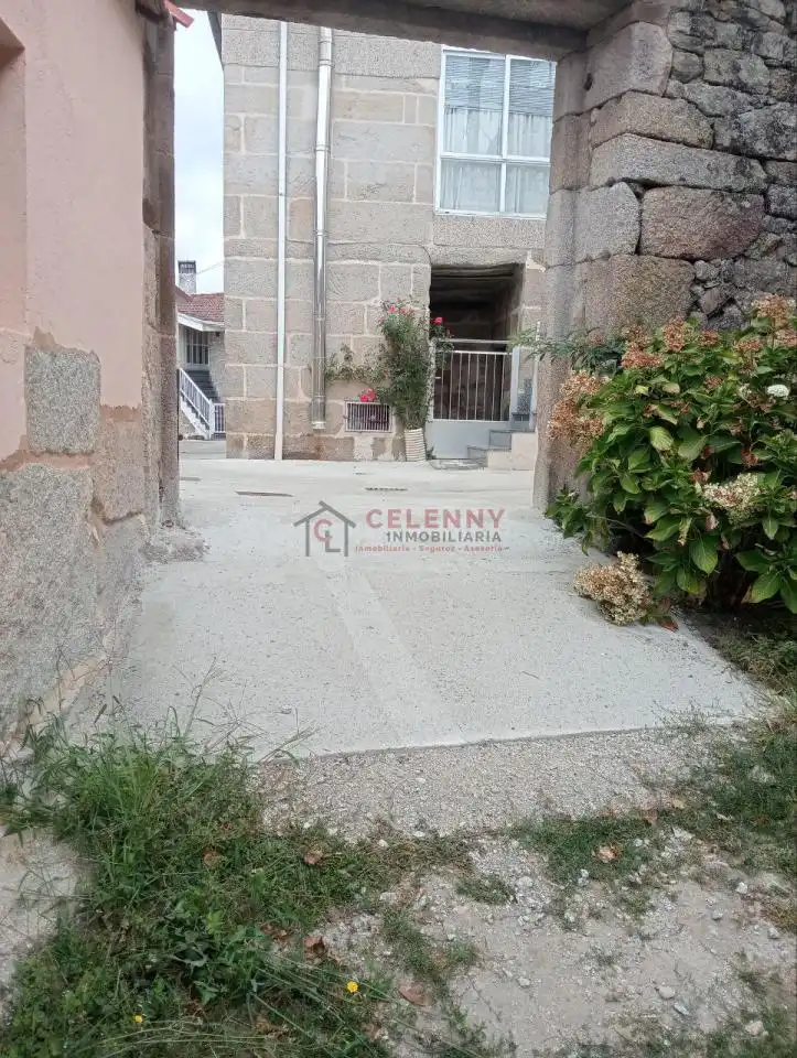 Parkplatz von Einfamilien-Reihenhaus zur Miete in San Cibrao das Viñas mit Heizung und Balkon