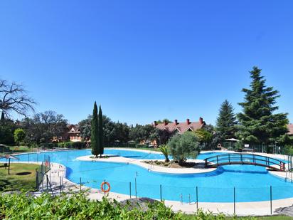 Piscina de Casa adosada en venda en Villaviciosa de Odón amb Aire condicionat i Terrassa