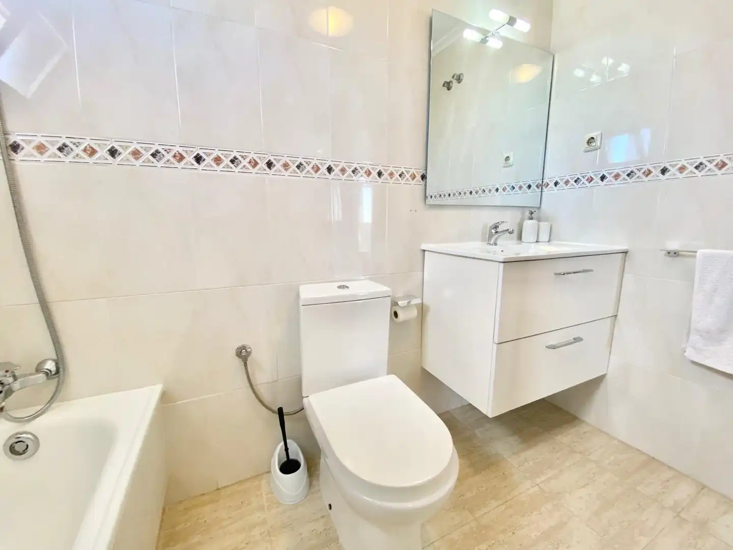 Bathroom of Apartments for rent in Torrevieja  with Air Conditioner, Heating and Terrace