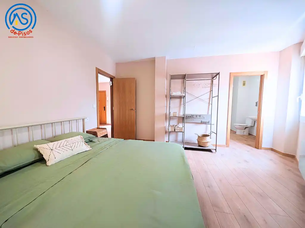 Dormitori de Apartament de lloguer en Zaragoza amb Calefacció, Parquet i Moblat