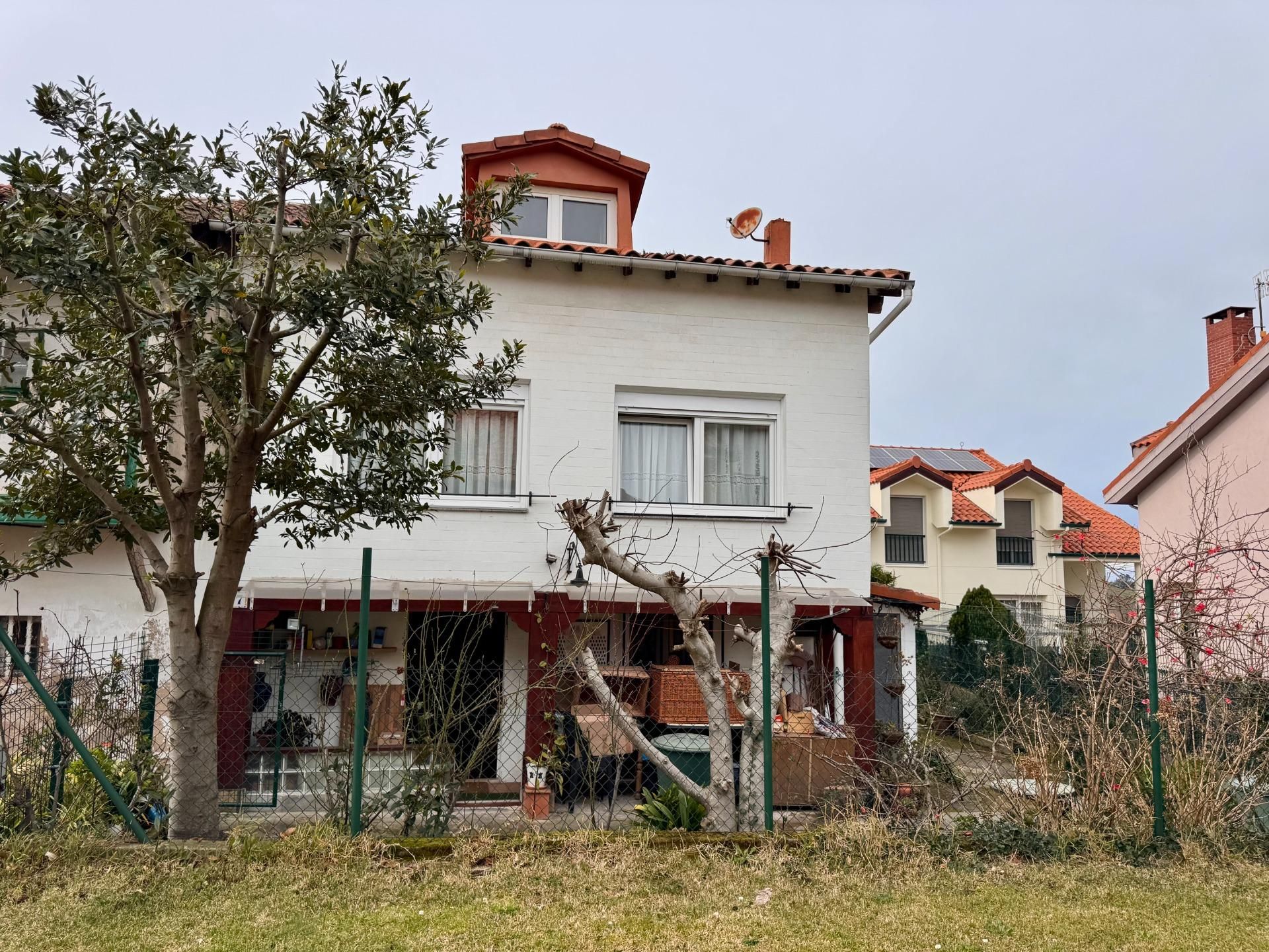 Vista exterior de Casa adosada en venda en Medio Cudeyo amb Jardí privat i Terrassa