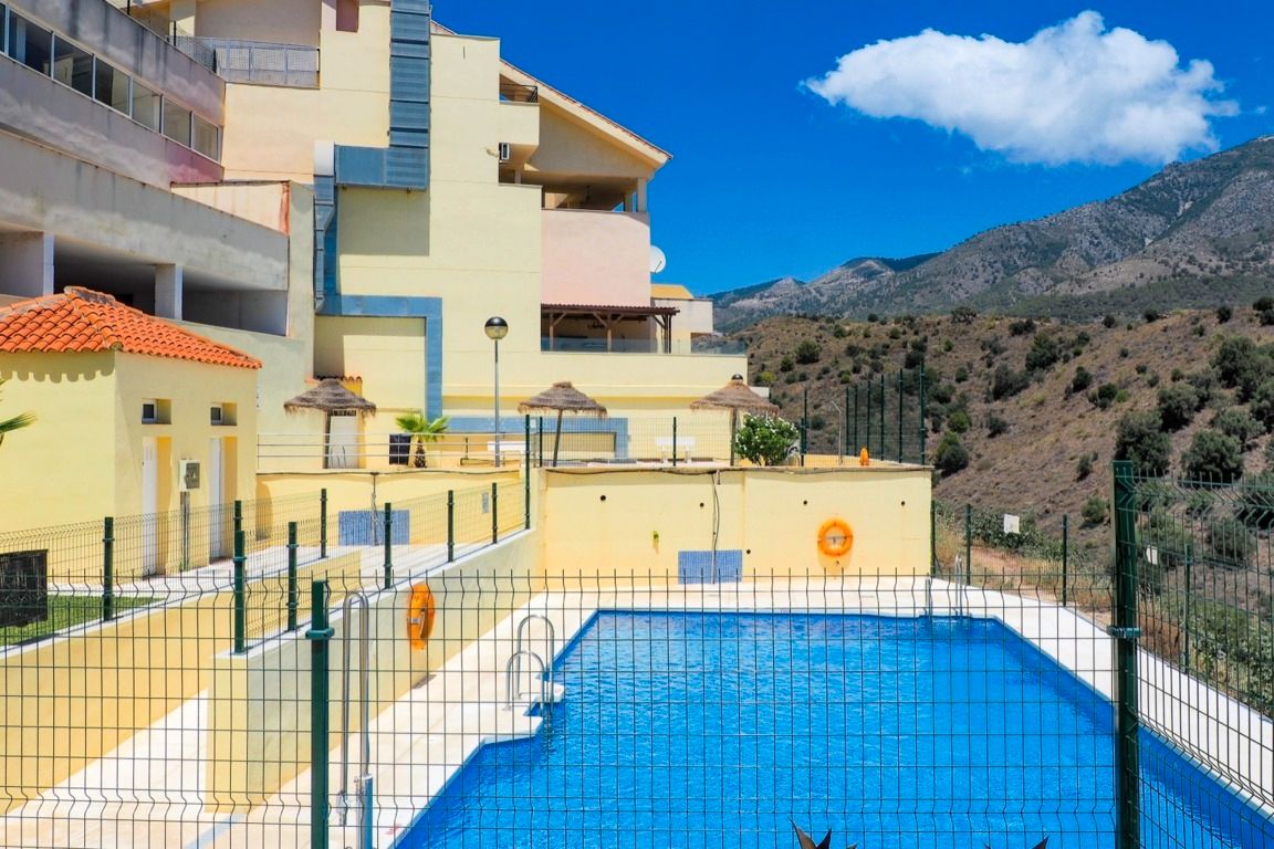 Vista exterior de Dúplex en venda en Fuengirola amb Aire condicionat, Terrassa i Piscina comunitària