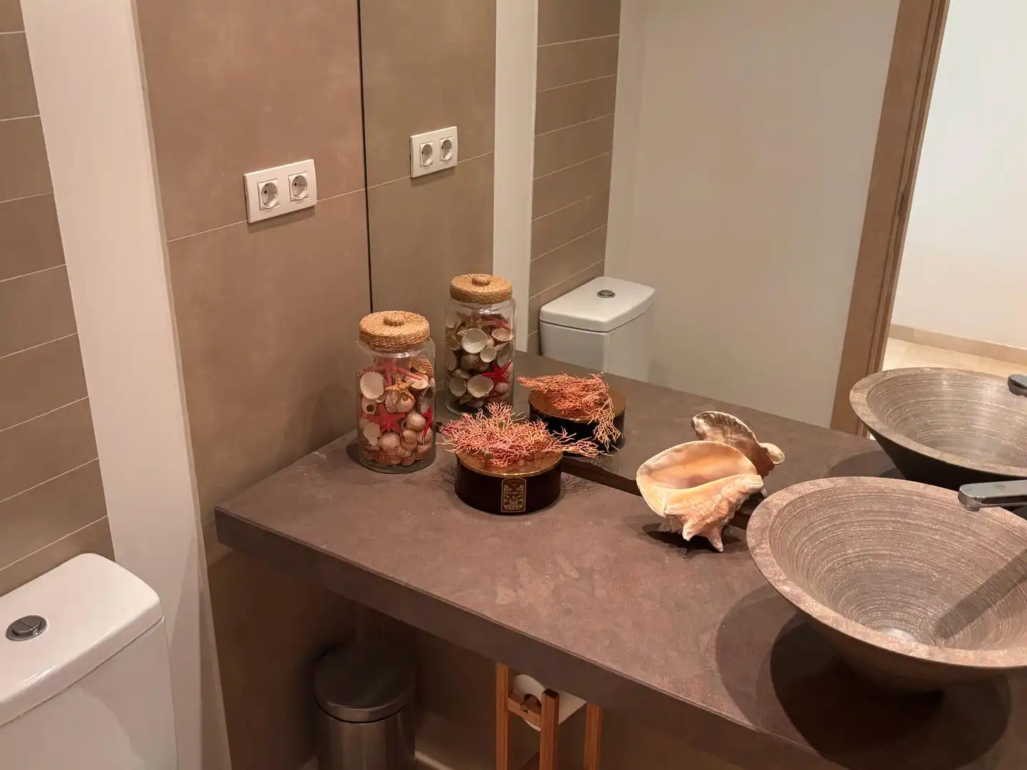 Badezimmer von Wohnung zum Verkauf in Sotogrande mit Klimaanlage, Heizung und Privatgarten