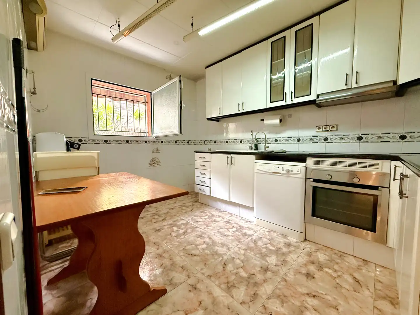Küche von Einfamilien-Reihenhaus zum Verkauf in Badalona mit Klimaanlage, Heizung und Terrasse