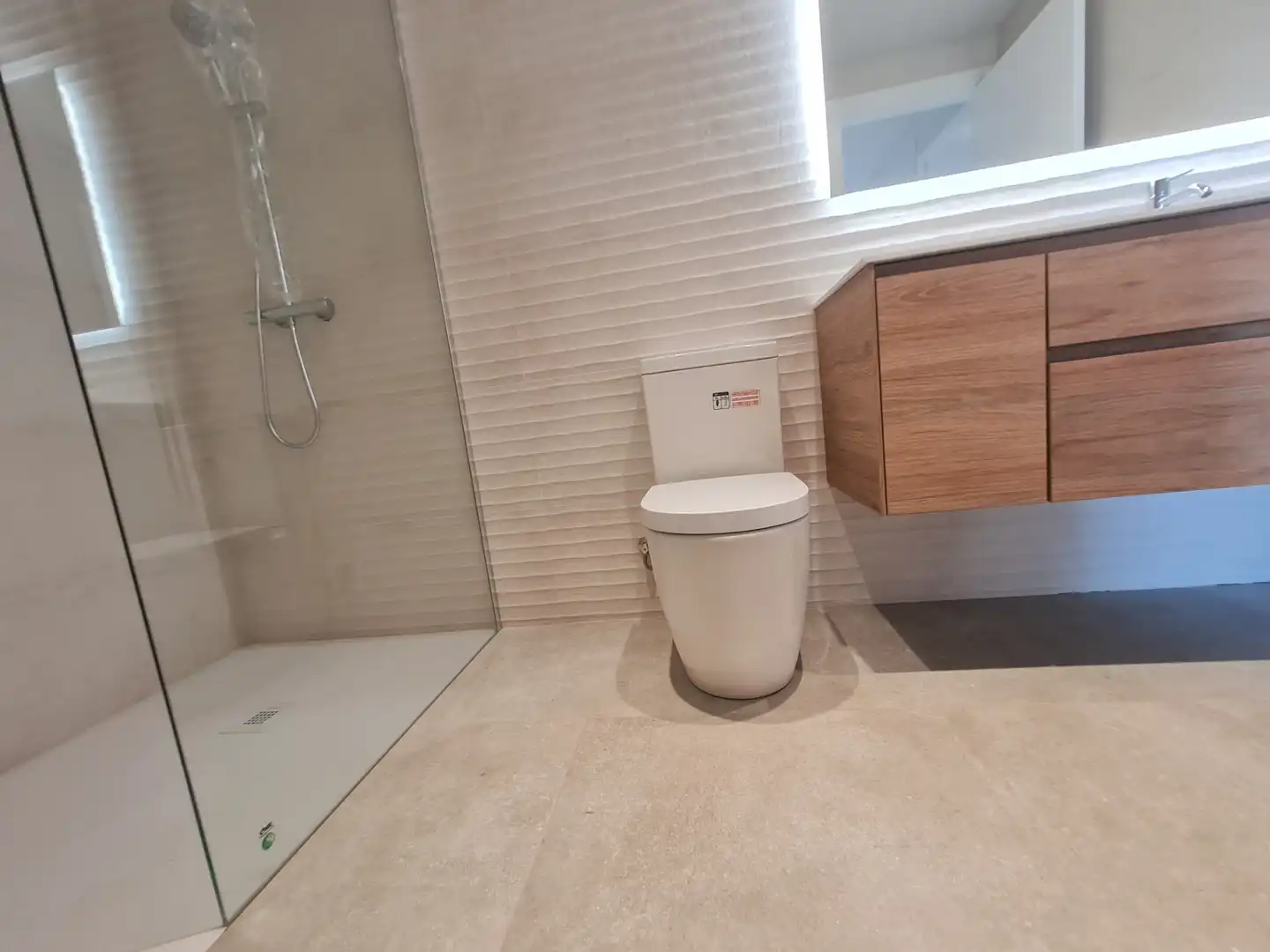 Badezimmer von Einfamilien-Reihenhaus zum Verkauf in Casserres mit Klimaanlage, Heizung und Privatgarten