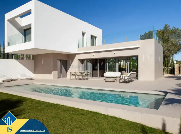 Detached house with pool for sale in Orihuela Costa