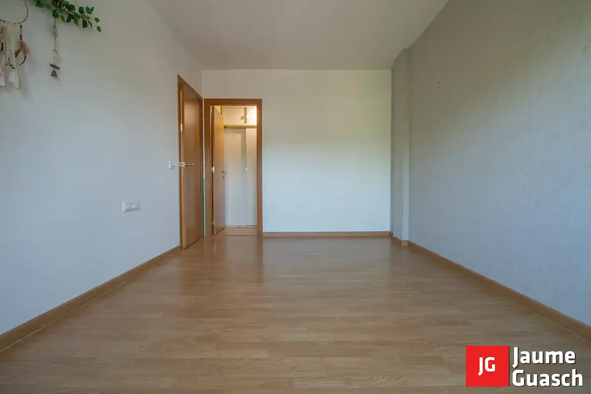 Dormitori de Casa adosada en venda en La Pobla de Montornès   amb Calefacció, Parquet i Traster