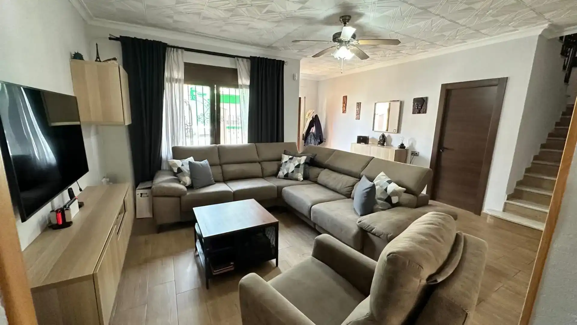 Sala d'estar de Casa o xalet en venda en La Línea de la Concepción amb Aire condicionat, Jardí privat i Traster
