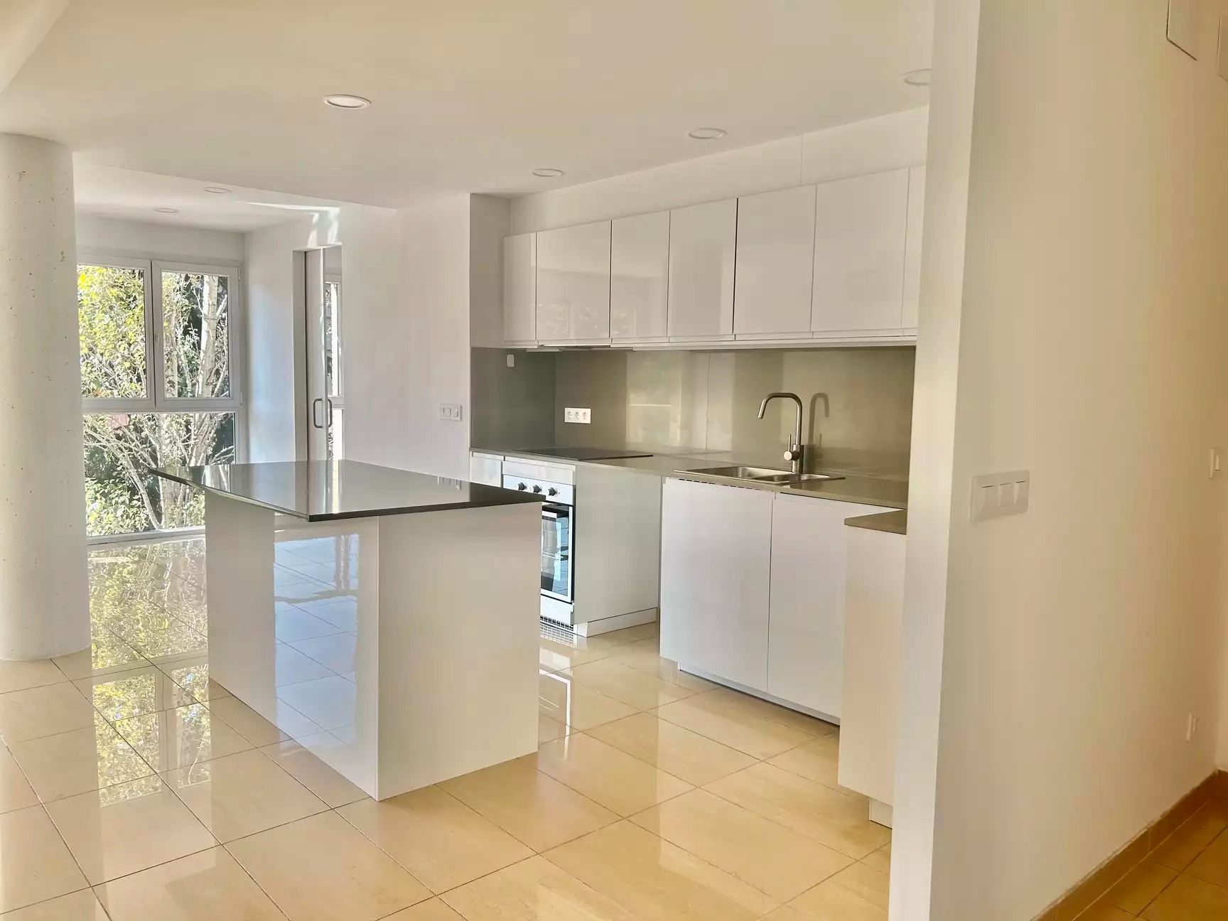 Cuina de Pis de lloguer en Girona Capital amb Calefacció i Balcó