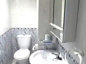 Badezimmer von Wohnung zur Miete in Gijón  mit Heizung, Parkett und Möbliert