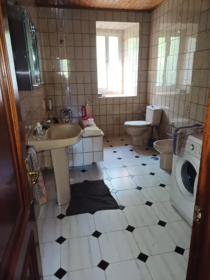Badezimmer von Erdgeschoss zum Verkauf in Cariño mit Privatgarten, Abstellraum und Ofen