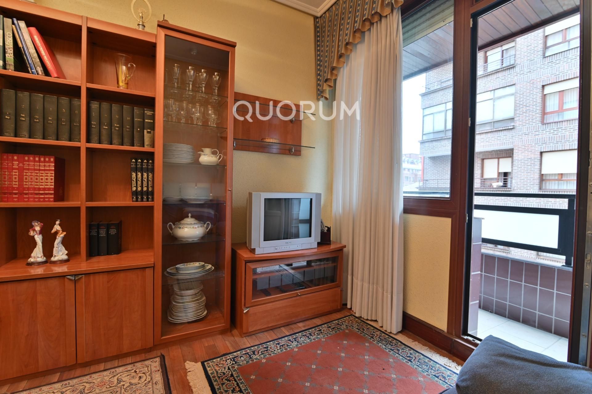 Sala d'estar de Pis en venda en Bilbao  amb Calefacció, Traster i Balcó