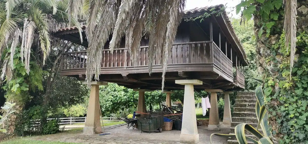 Vista exterior de Casa o xalet en venda en Gijón  amb Terrassa, Traster i Piscina
