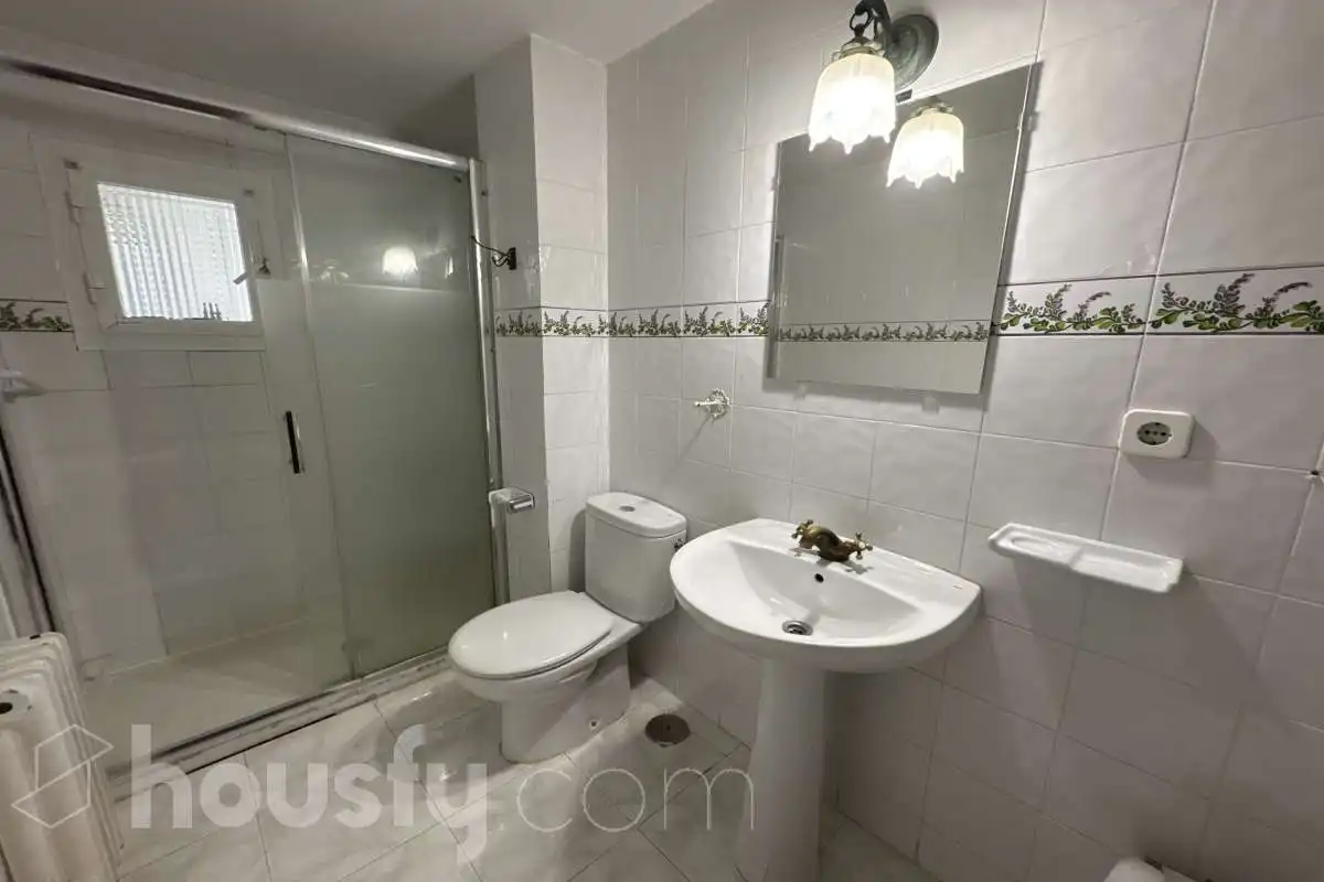 Baño de Piso de alquiler en Torrejón de Ardoz con Calefacción, Parquet y Terraza