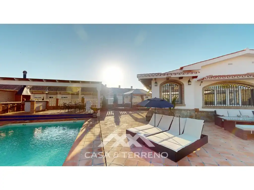 Vista exterior de Casa o xalet en venda en Vélez-Málaga amb Piscina, Moblat i TV