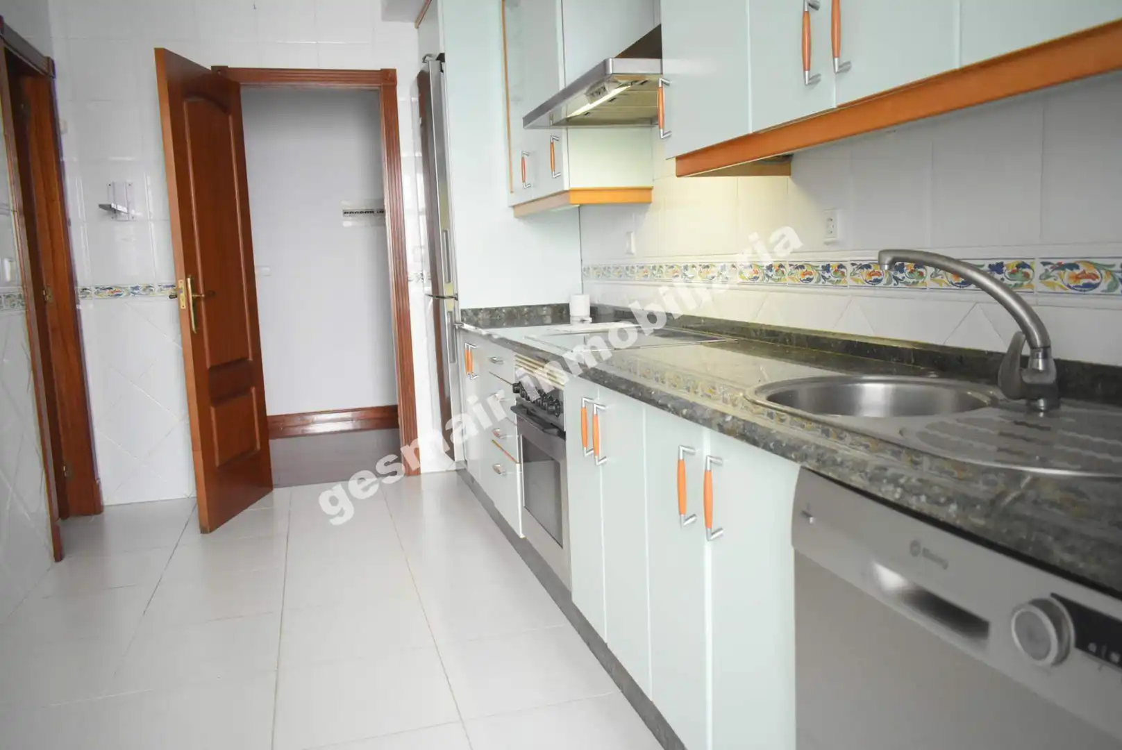 Cocina de Piso de alquiler en Pontevedra Capital  con Calefacción, Parquet y Trastero