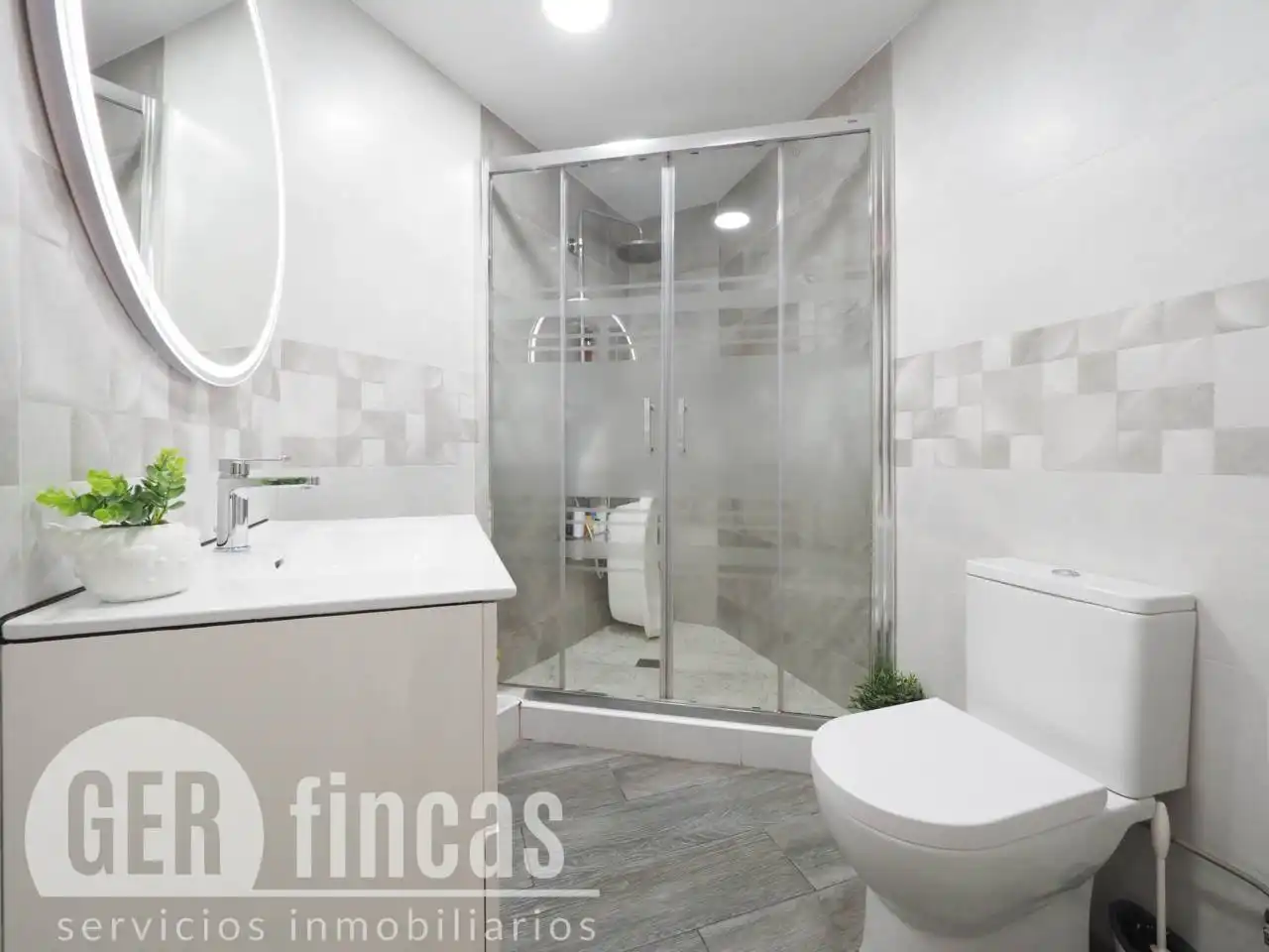 Bathroom of Flat for sale in Rubí  with Air Conditioner, Heating and Parquet flooring