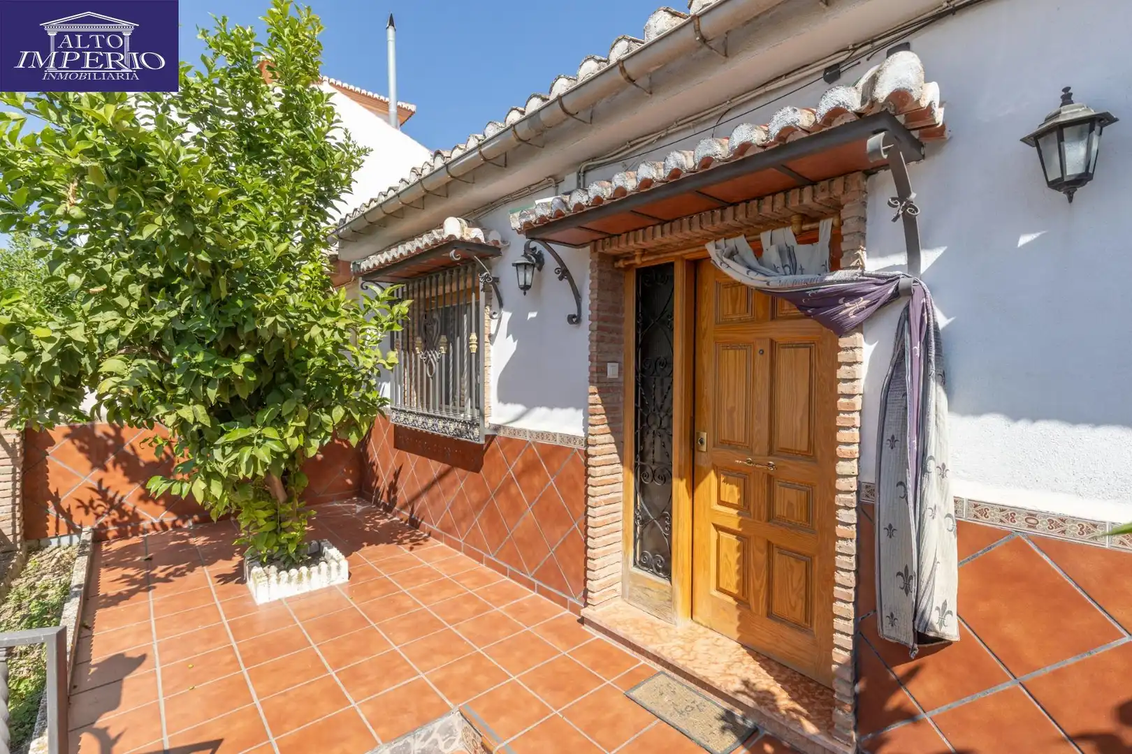 Vista exterior de Casa o xalet en venda en La Zubia amb Terrassa