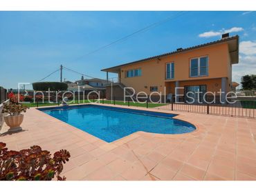House with pool for sale in Calle Riu Muga