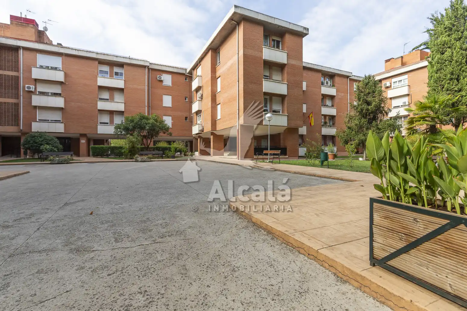 Vista exterior de Pis en venda en Alcalá de Henares amb Aire condicionat, Calefacció i Moblat