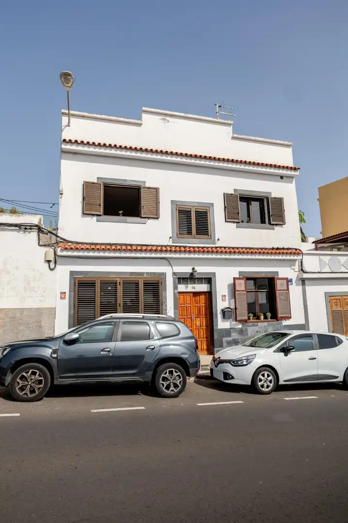 Außenansicht von Einfamilien-Reihenhaus zum Verkauf in Las Palmas de Gran Canaria mit Terrasse und Abstellraum