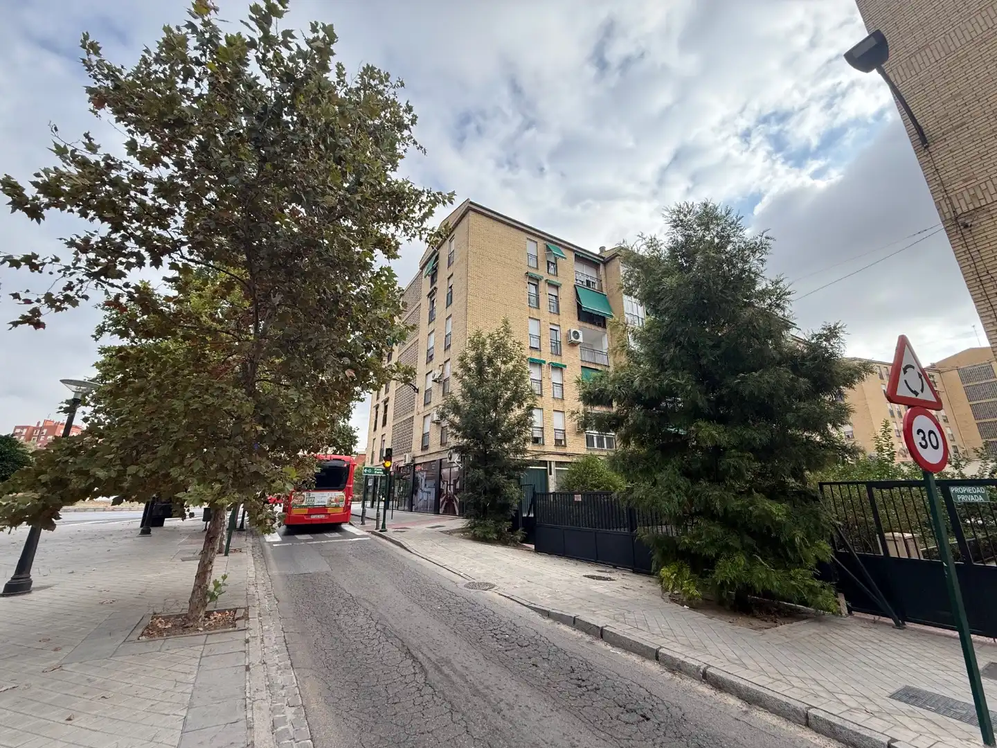 Vista exterior de Piso en venta en  Granada Capital con Aire acondicionado y Balcón