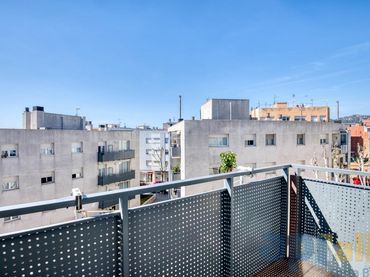 Piso con balcón en venta en Carrer de Canigó 26