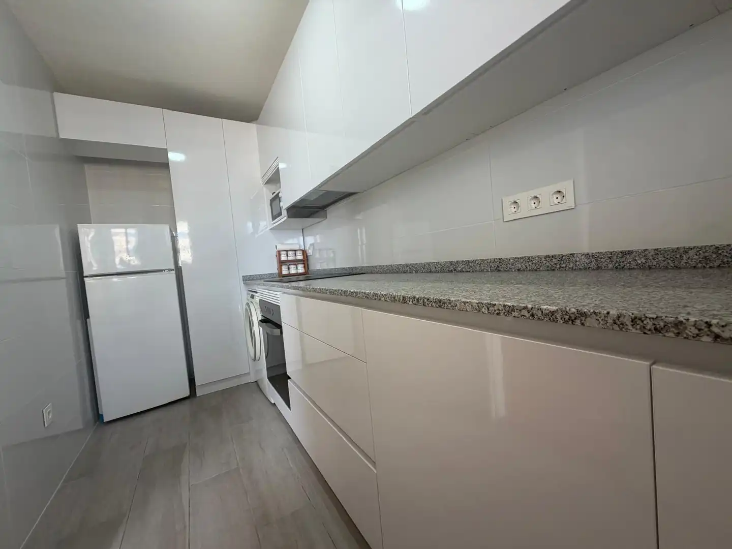 Cuina de Apartament de lloguer en La Manga del Mar Menor amb Terrassa, Moblat i Balcó