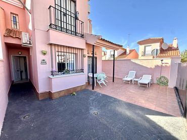 Adosado con piscina en venta en Fuente de Piedra