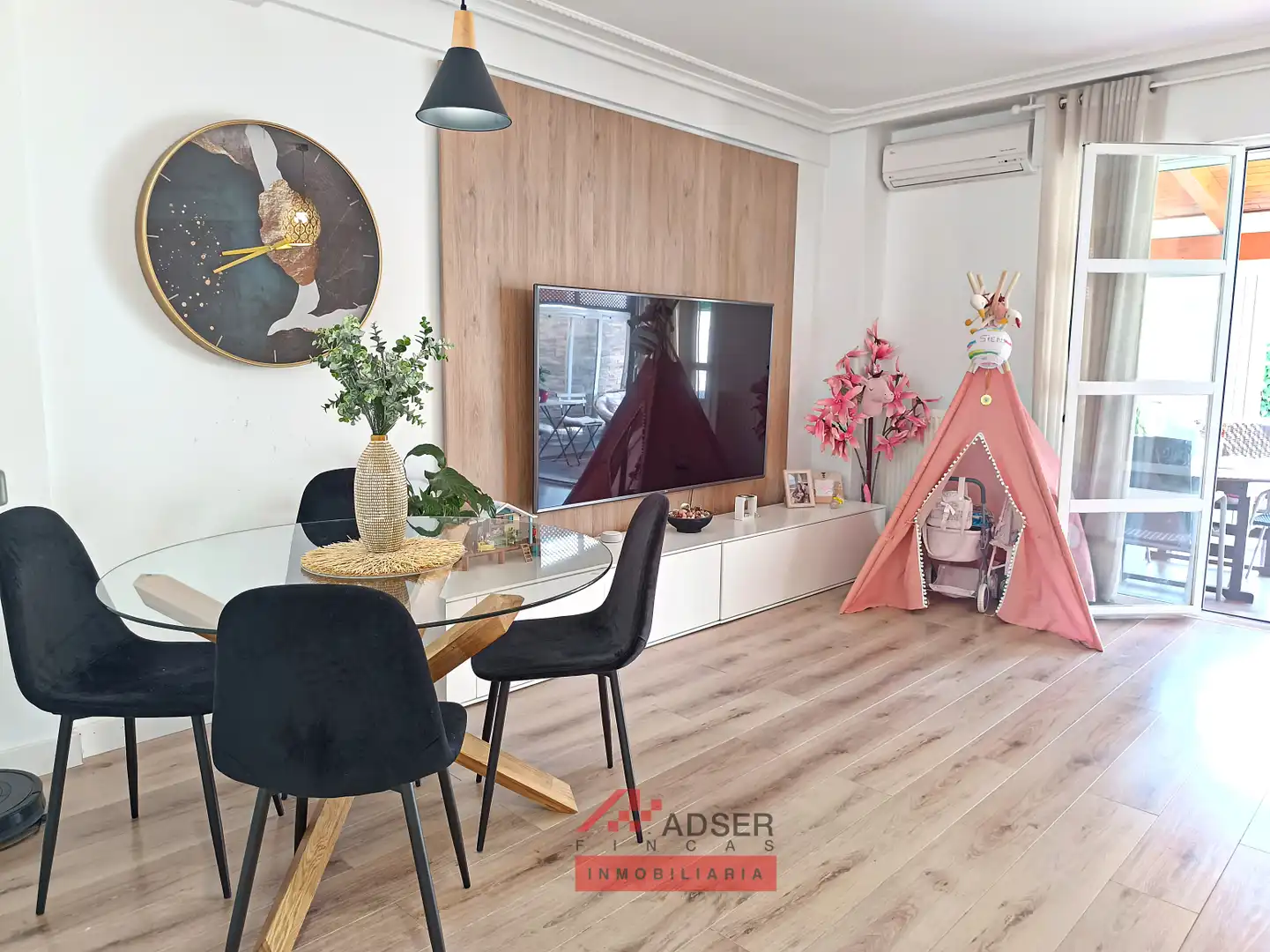 Sala d'estar de Casa adosada en venda en Lardero amb Aire condicionat, Calefacció i Jardí privat