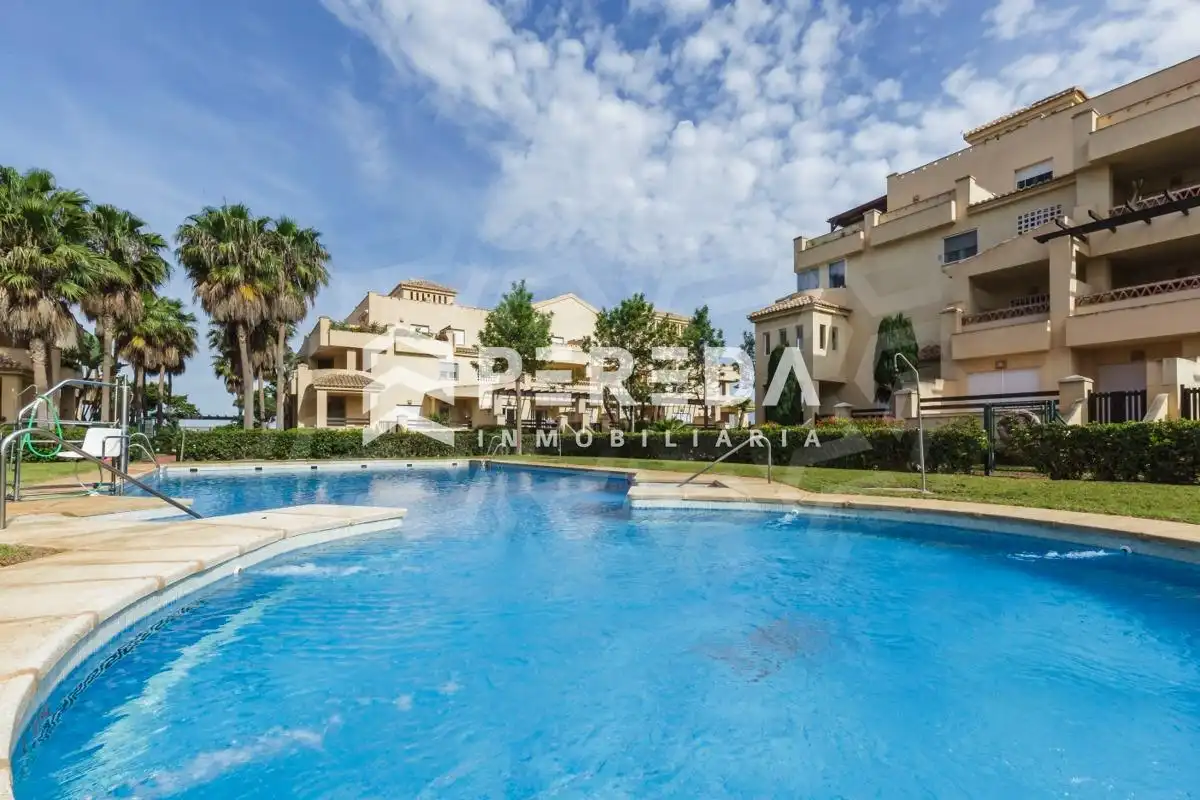 Vista exterior de Apartament en venda en Roquetas de Mar amb Piscina comunitària