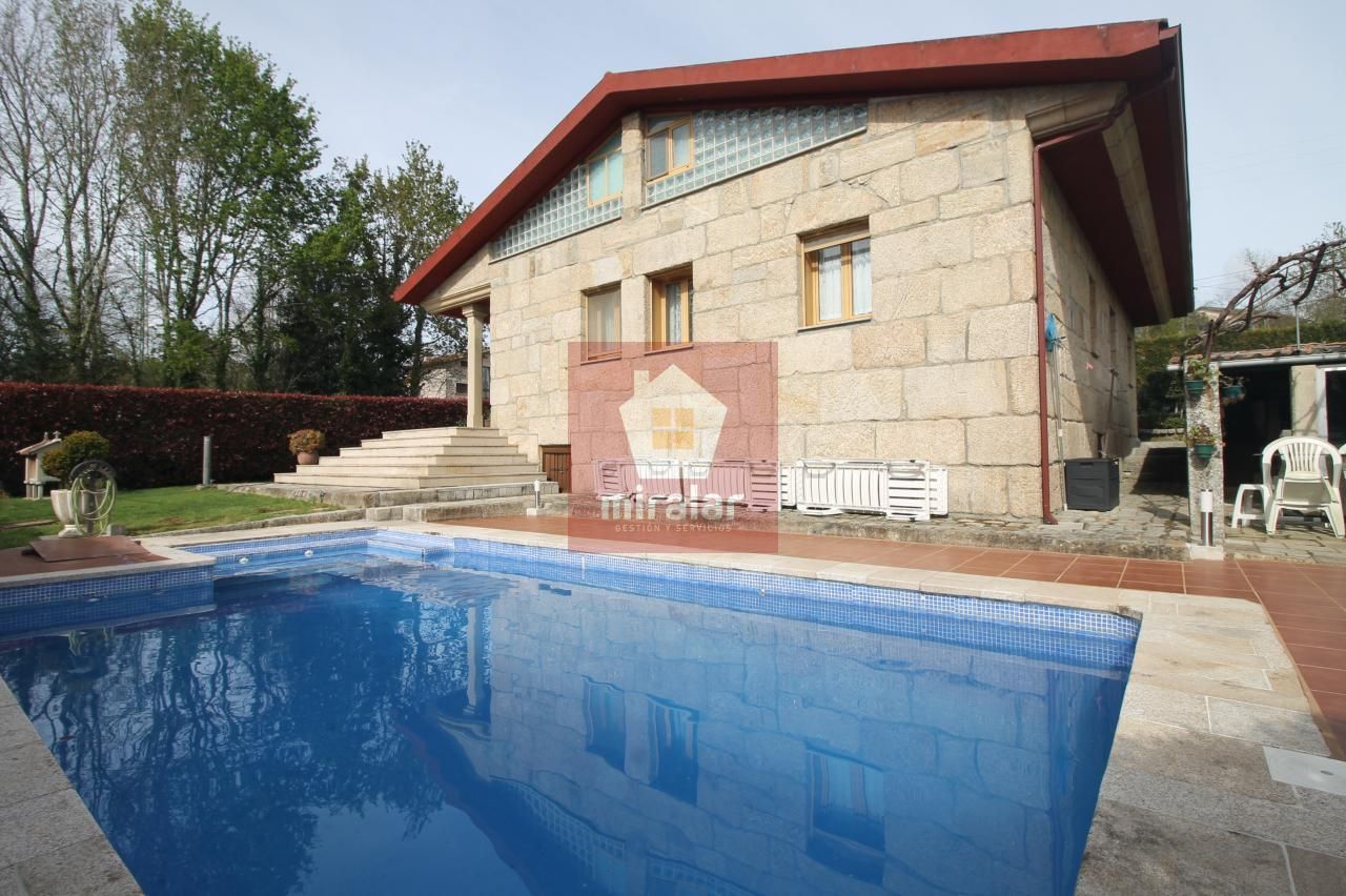Piscina de Casa o xalet en venda en Salvaterra de Miño amb Calefacció, Jardí privat i Terrassa