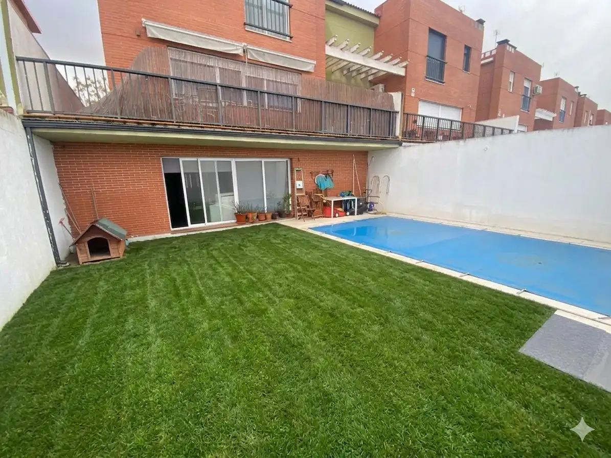 Piscina de Casa adosada en venta en Poblete con Aire acondicionado, Calefacción y Jardín privado