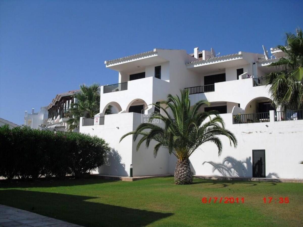 Vista exterior de Apartament en venda en Es Mercadal amb Jardí privat, Terrassa i Piscina