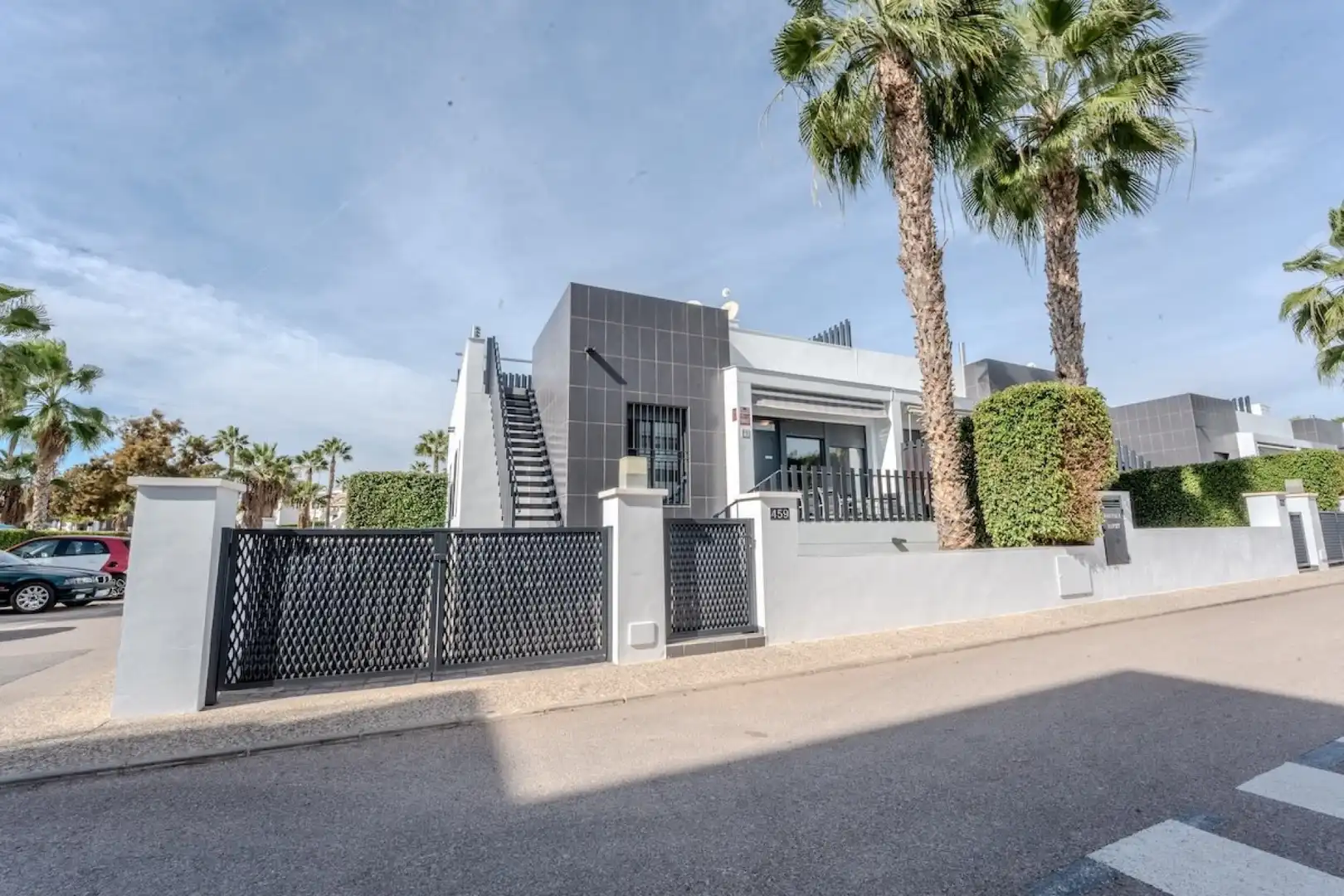 Vista exterior de Casa o xalet en venda en Orihuela amb Aire condicionat, Calefacció i Jardí privat