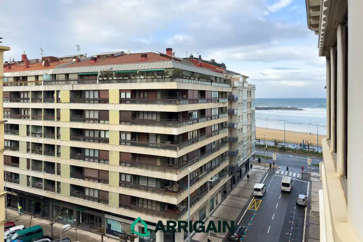 Vista exterior de Pis en venda en Donostia - San Sebastián  amb Calefacció, Terrassa i Balcó