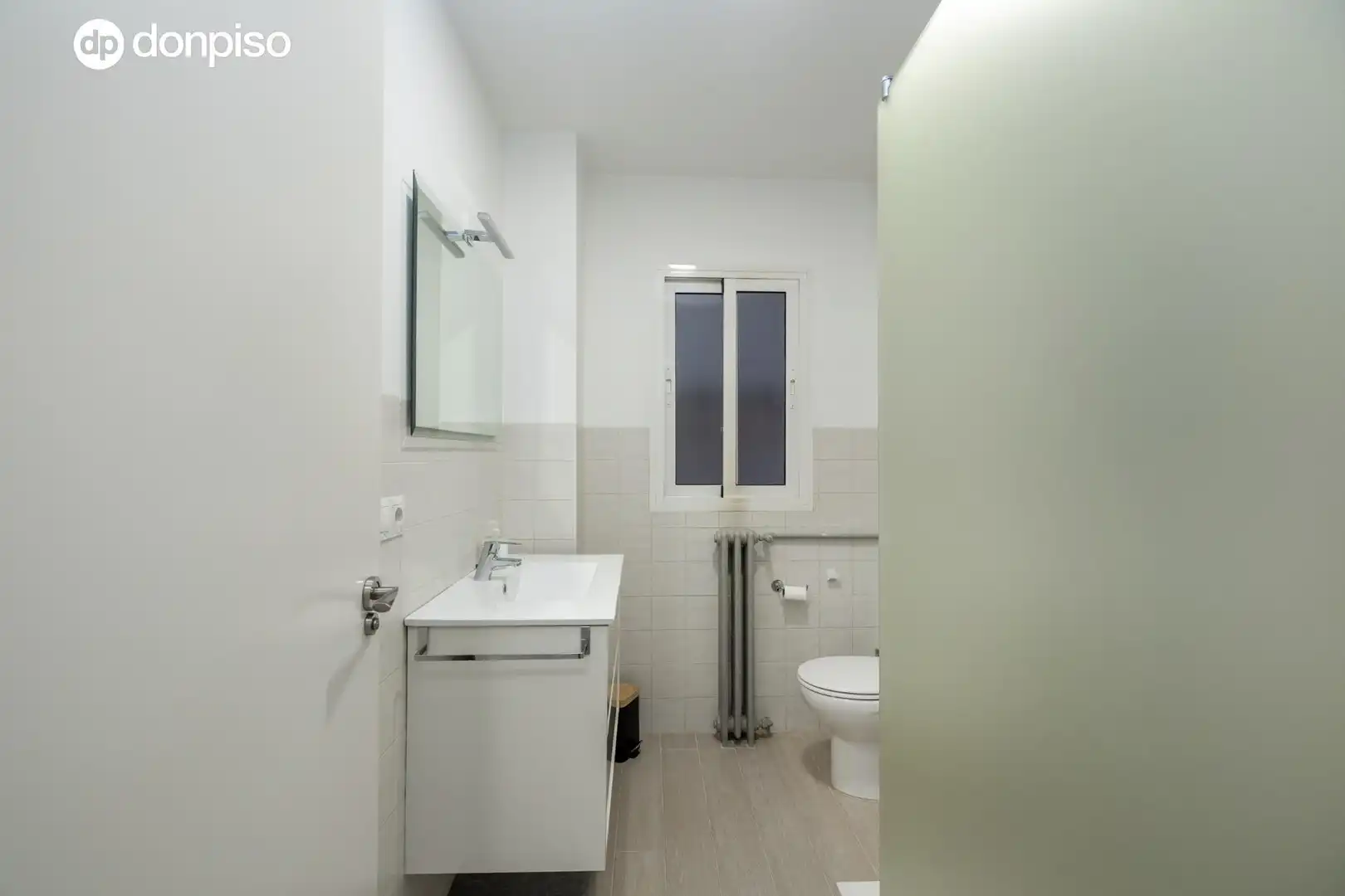 Bathroom of Flat for sale in Granada  with Air Conditioner and Heating