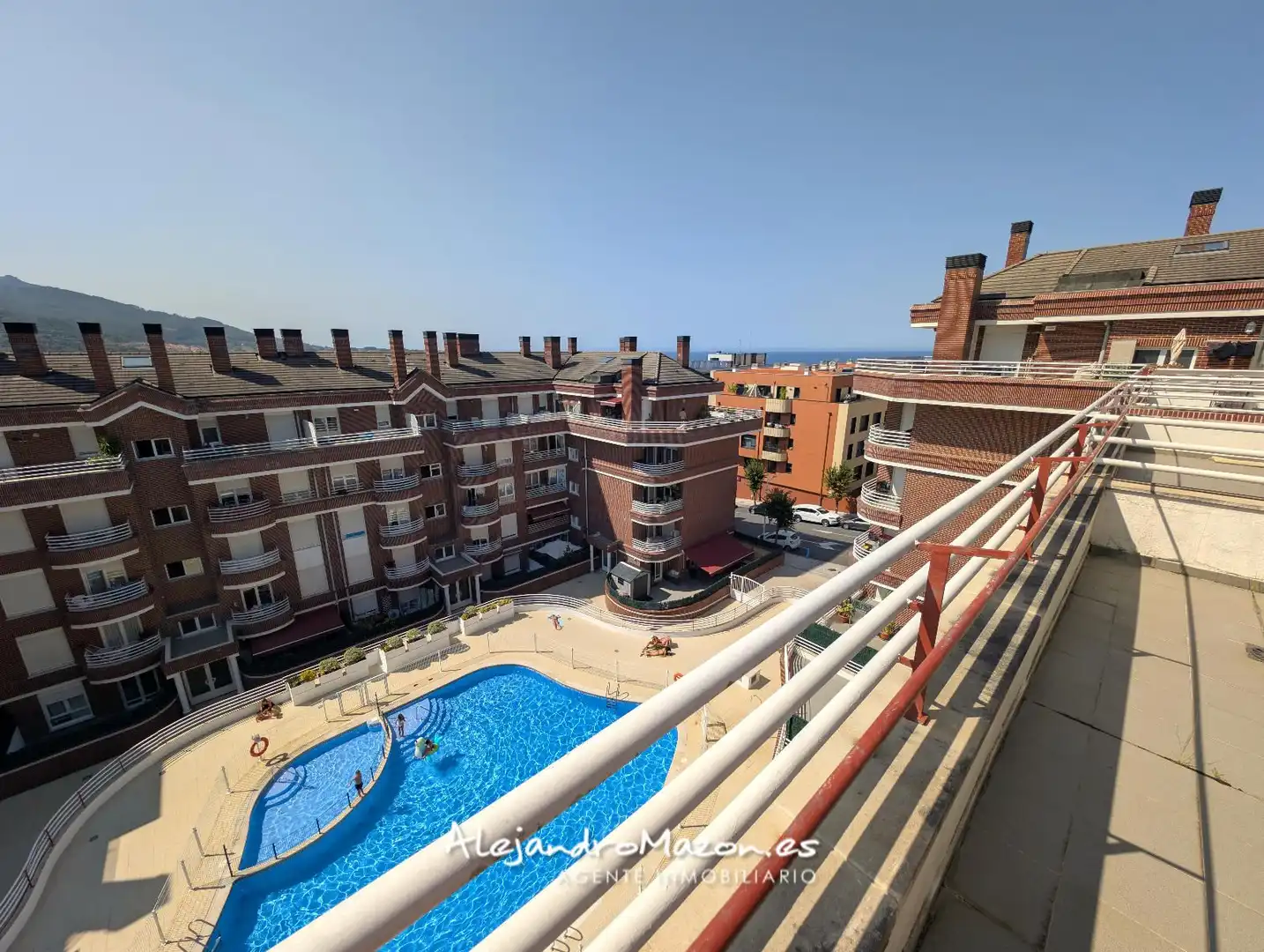 Vista exterior de Ático en venta en Castro-Urdiales con Calefacción, Parquet y Terraza