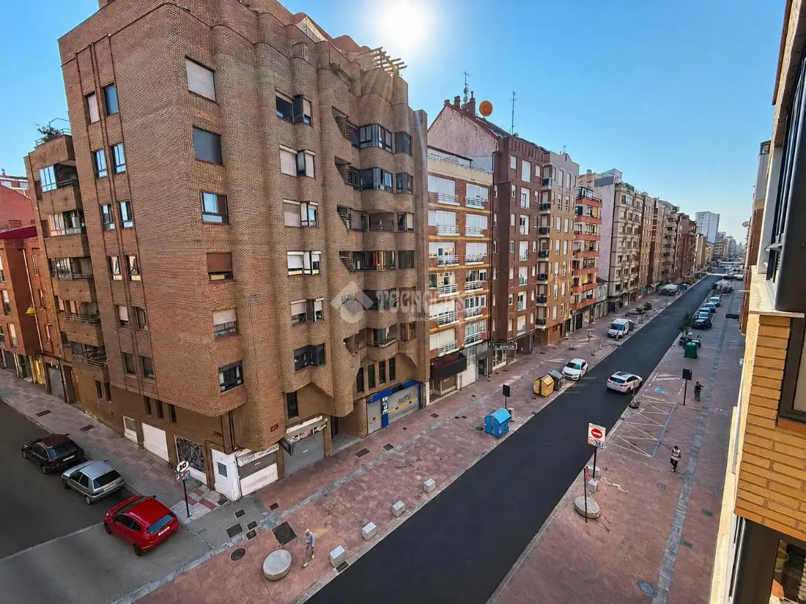 Vista exterior de Pis en venda en León Capital  amb Calefacció, Parquet i Terrassa