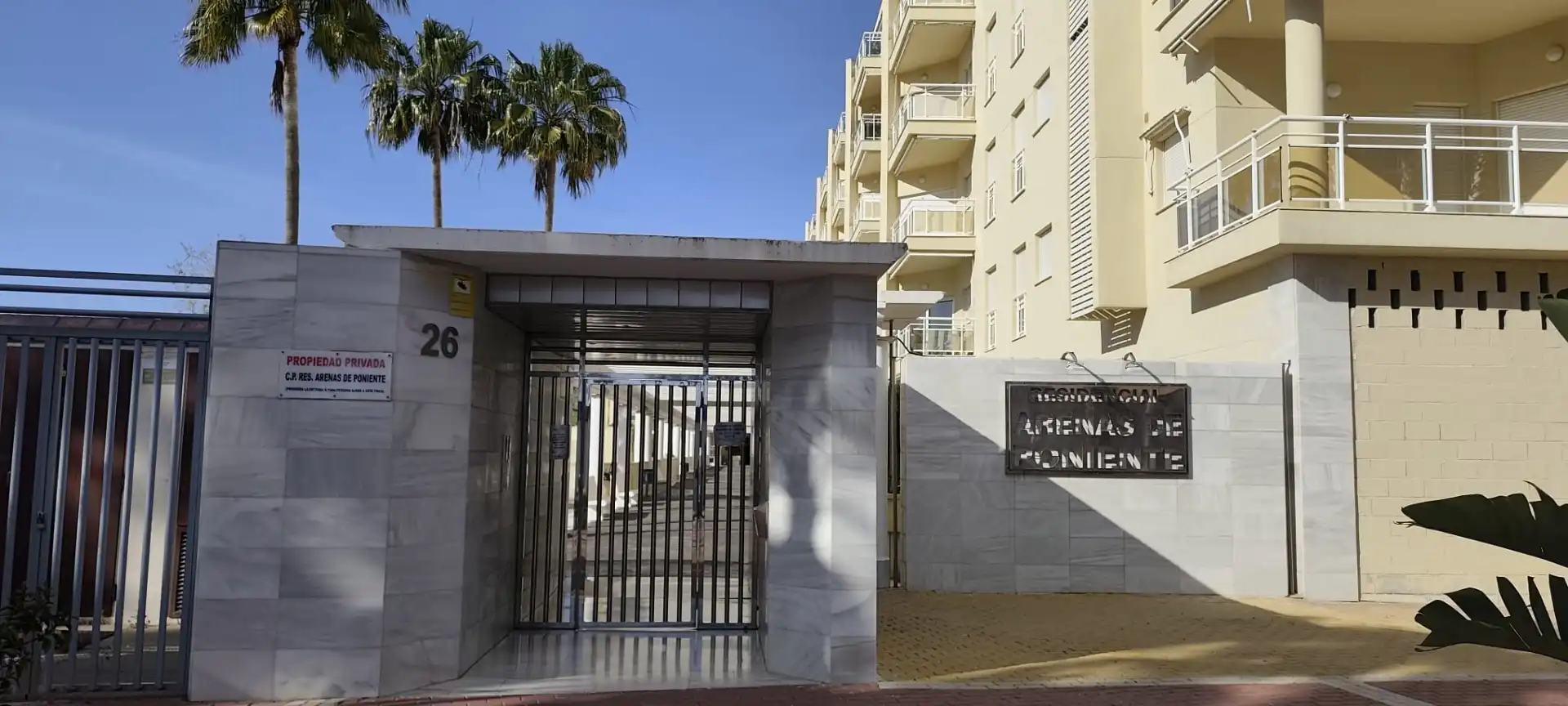 Vista exterior de Pis en venda en Motril amb Aire condicionat, Terrassa i Piscina comunitària