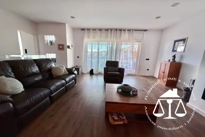 Sala d'estar de Casa o xalet en venda en Sant Boi de Llobregat amb Aire condicionat, Calefacció i Jardí privat