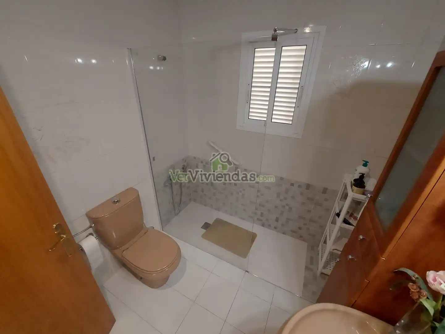 Bany de Casa o xalet en venda en Torrelles de Llobregat amb Aire condicionat, Calefacció i Jardí privat