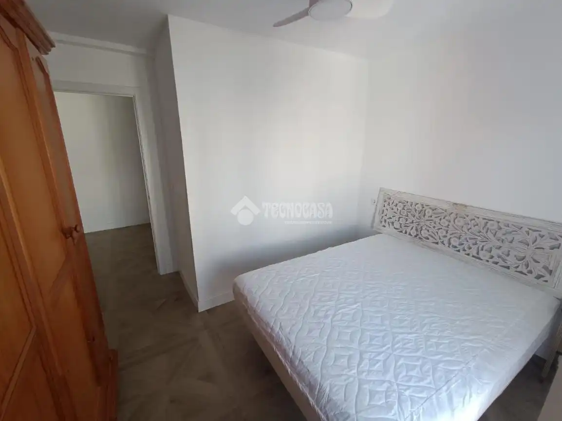 Bedroom of Flat for rent in Sevilla  with Air Conditioner and Balcony