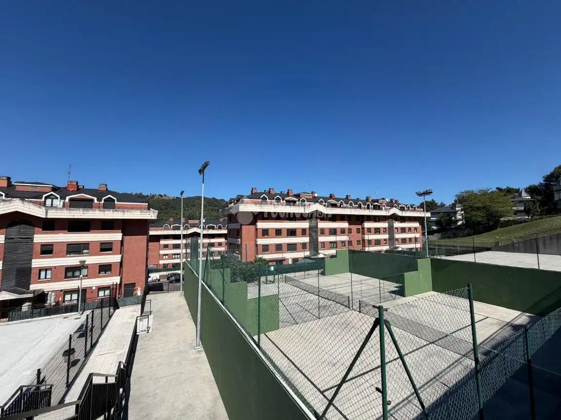 Parking de Piso en venta en Castro-Urdiales con Piscina comunitaria
