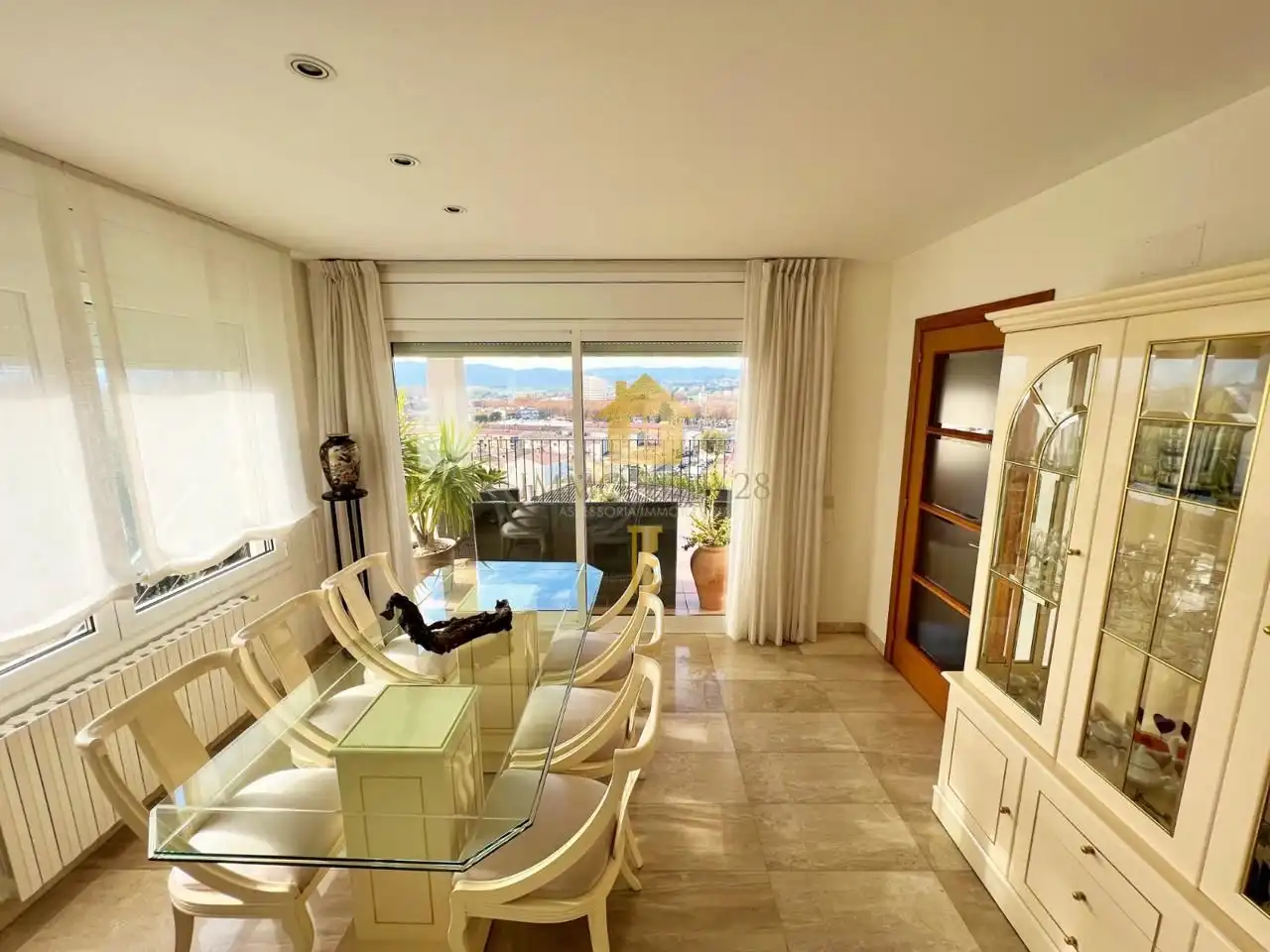 Sala d'estar de Casa o xalet en venda en La Bisbal d'Empordà amb Aire condicionat, Jardí privat i Terrassa